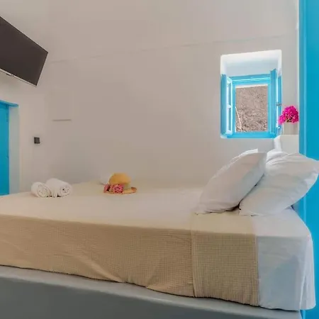 Medusa Traditional House Emporio (Santorini)